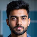 अर्जुन सिंह, एक युवा लेकिन जानकार ध्वनिक सलाहकार, ध्यान से सुन रहे हैं.